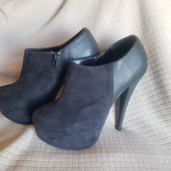Black bootie - Picture 2 of 2